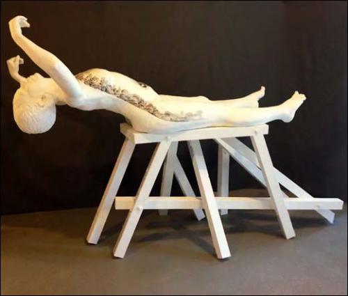 La fille au soutien gorge bleu